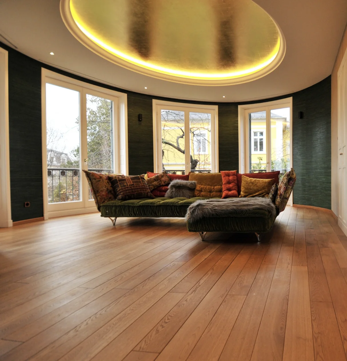 Wohnzimmer mit indirekt beleuchteter goldener Decke