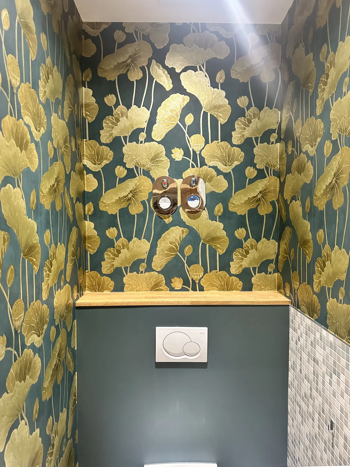 WC-Nische mit goldener Blumentapete