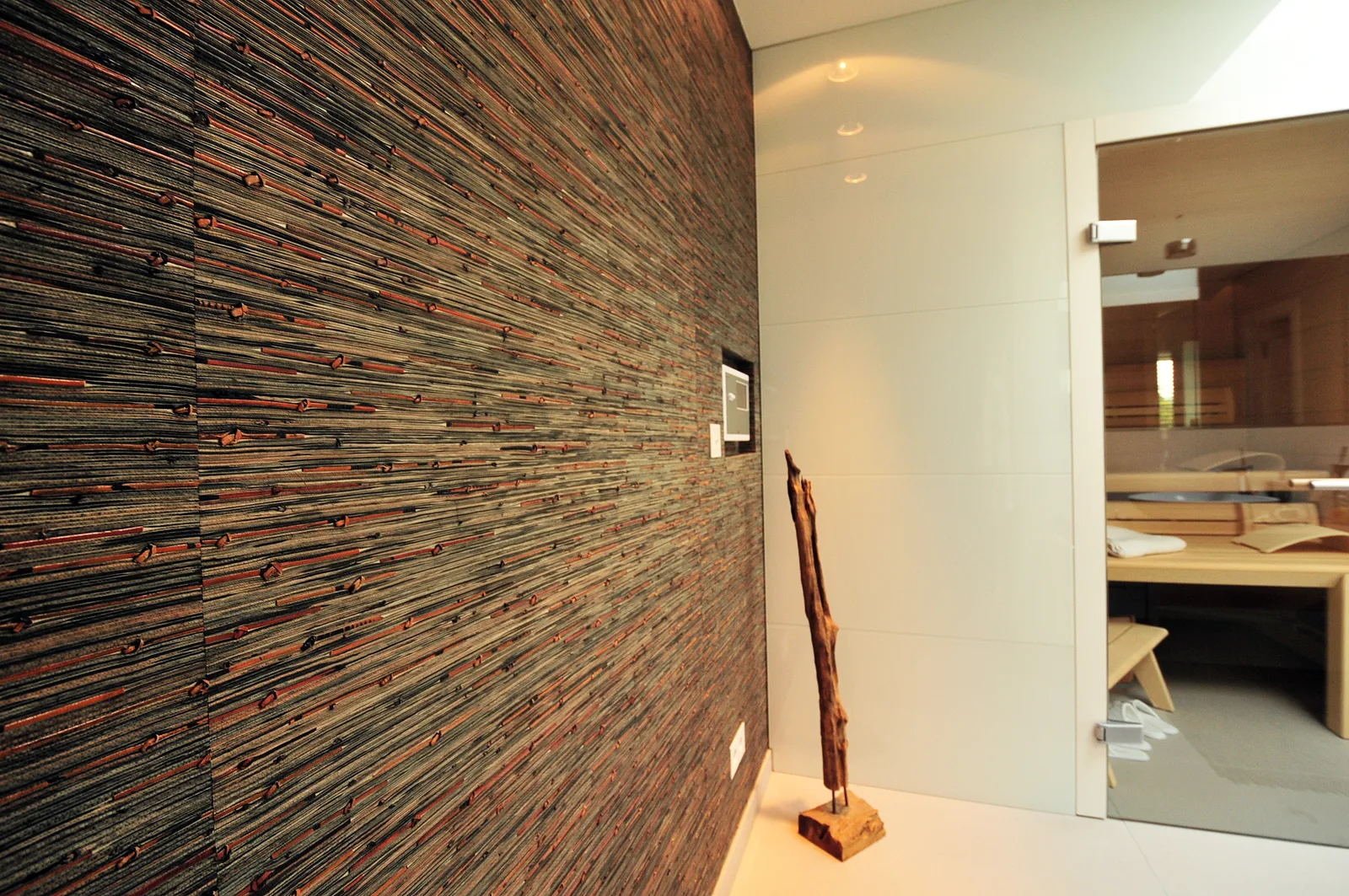 Bad mit dunkler Mosaikwand