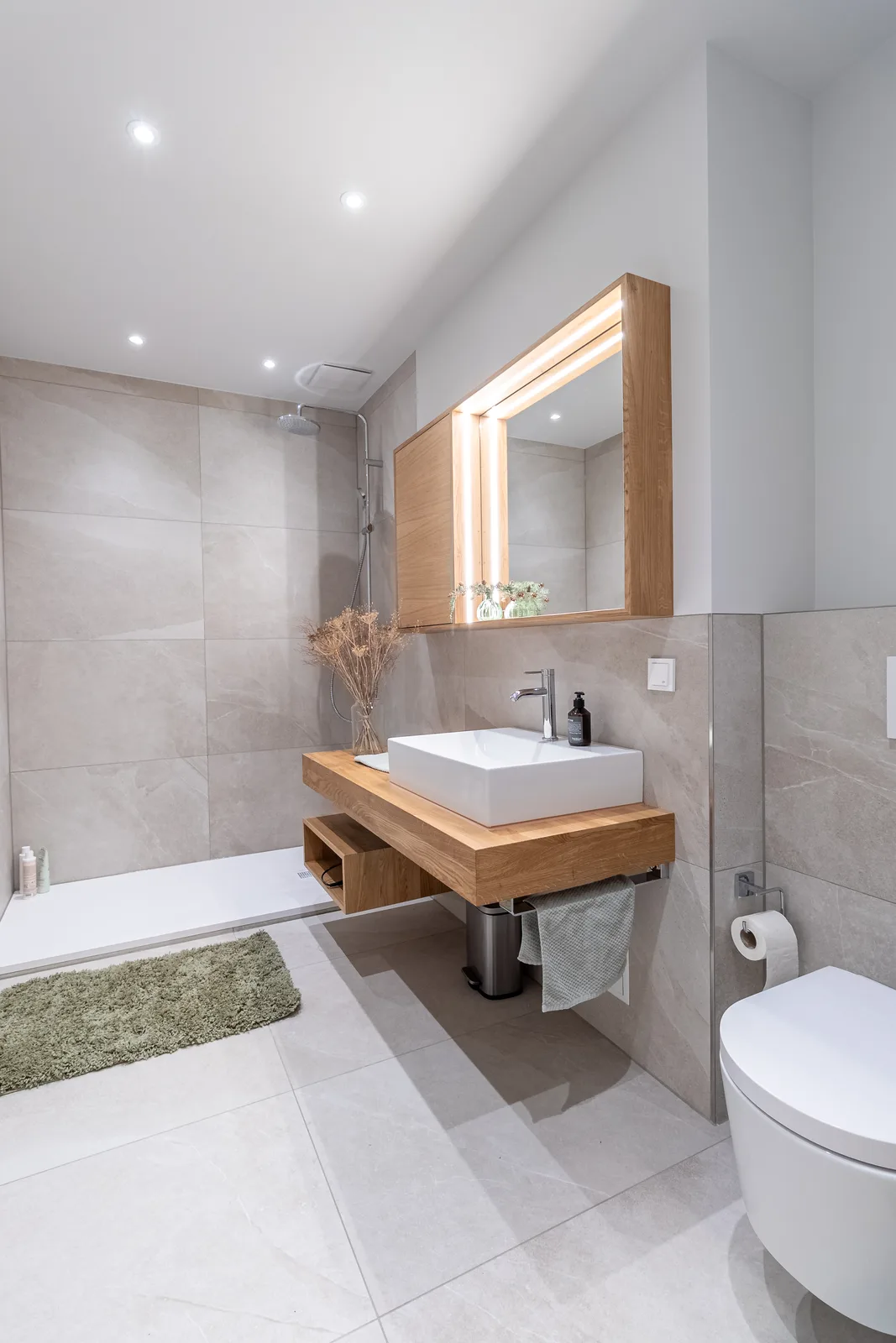 Modernes Spa-Bad mit Holz und Naturstein