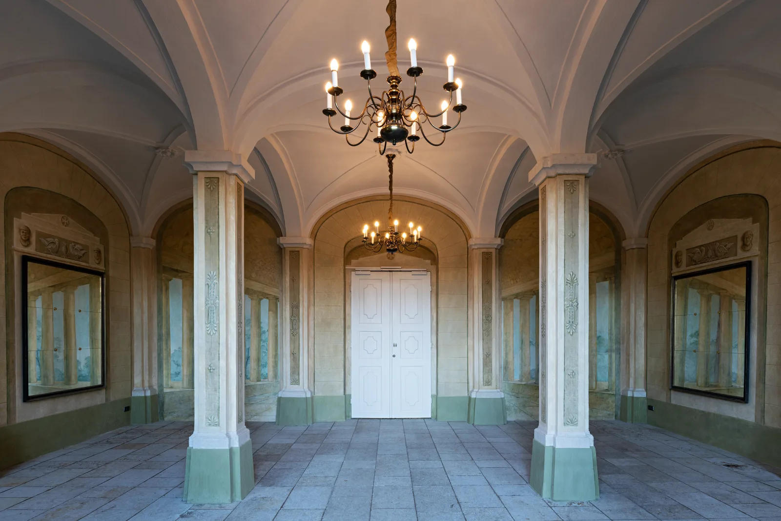 Festsaal mit Kronleuchtern und Gewölbe