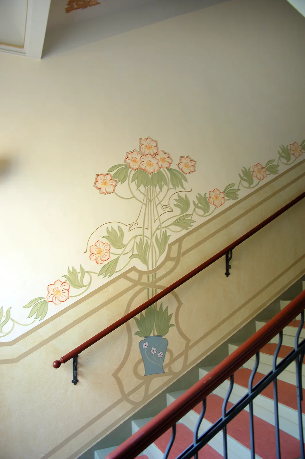 Treppenhaus mit historischer Wandmalerei