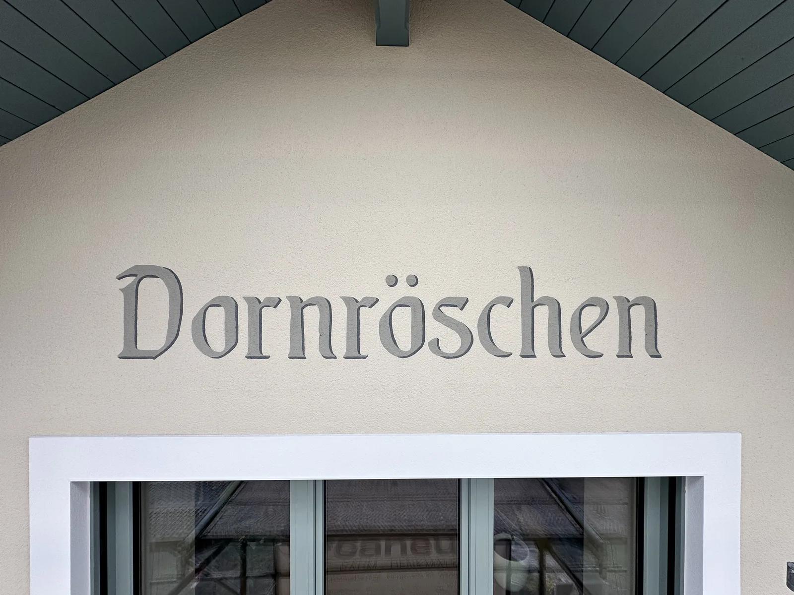Fassade mit plastischem Schriftzug 
