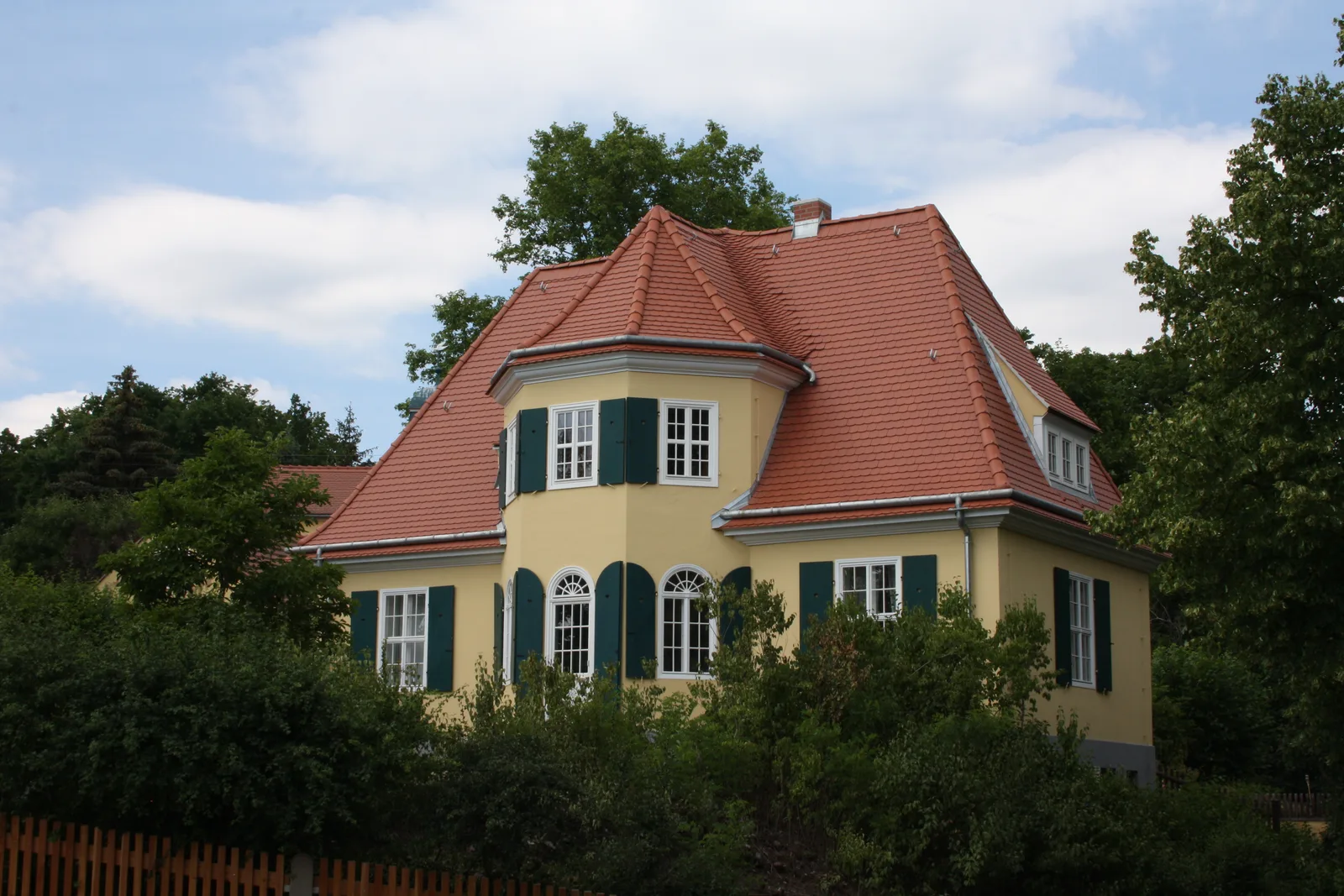 Historische Villa mit rotem Walmdach