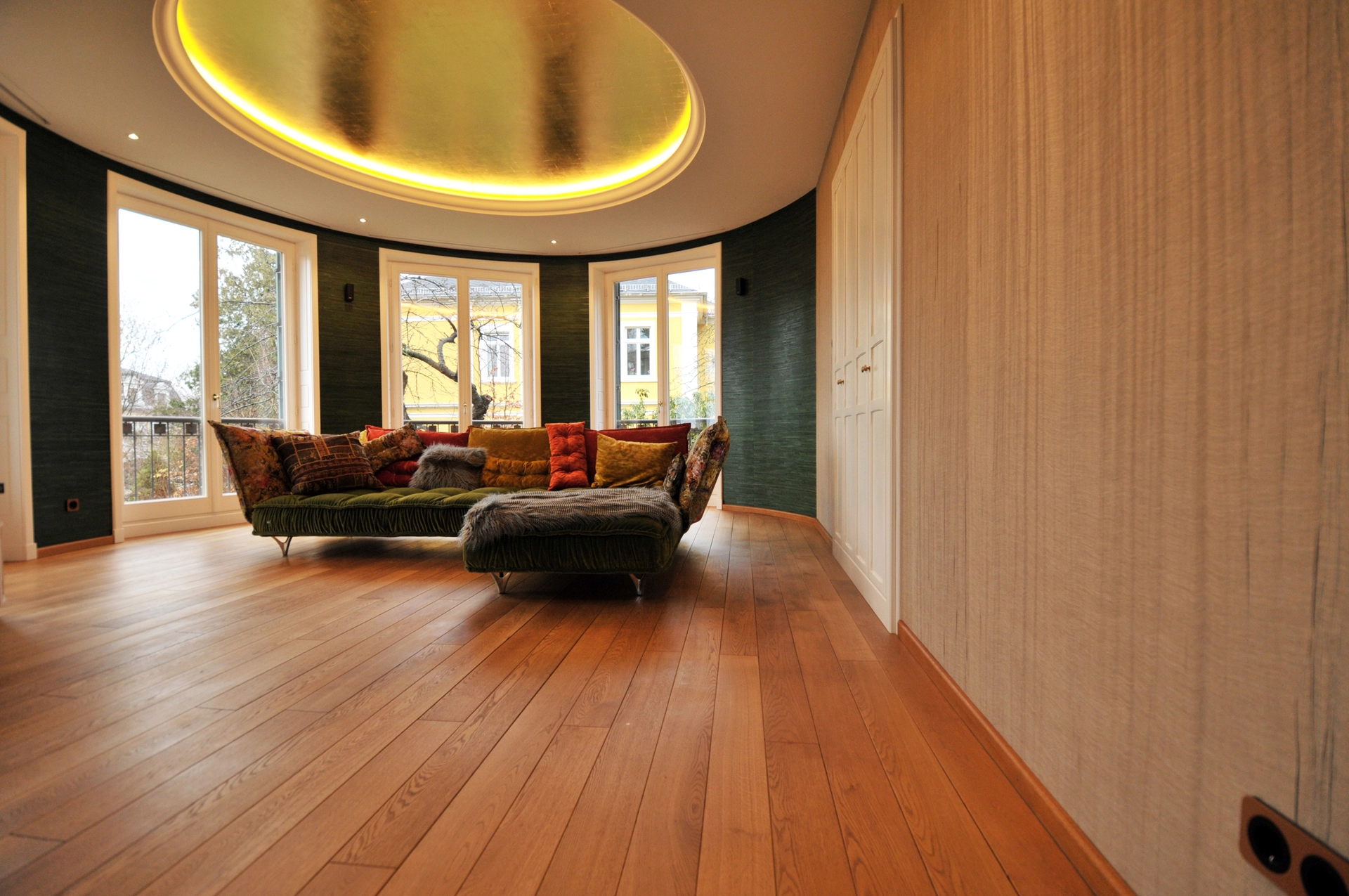 Wohnzimmer mit goldener Decke