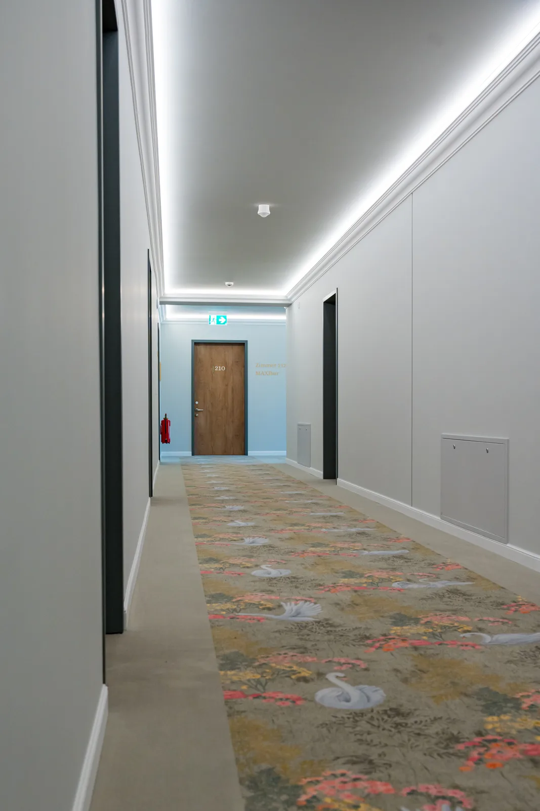 Hotelflur mit gemustertem Teppich
