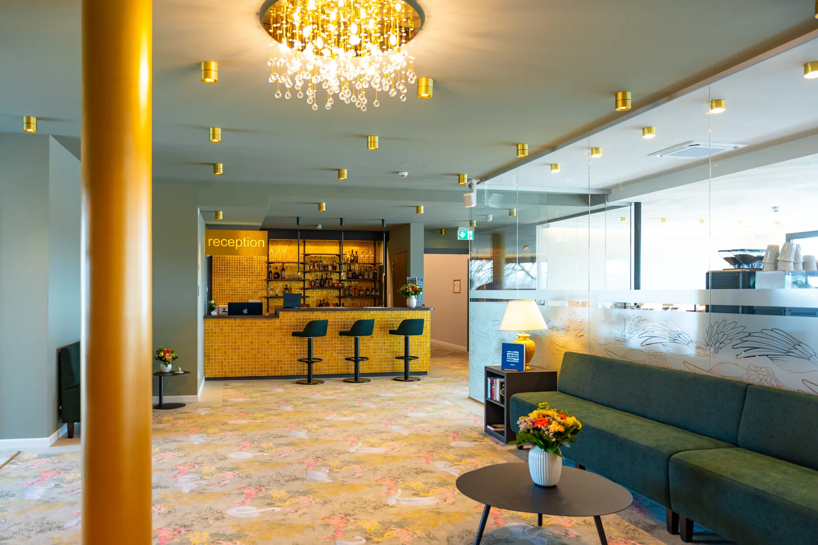 Hotellobby mit Bar und Kronleuchter