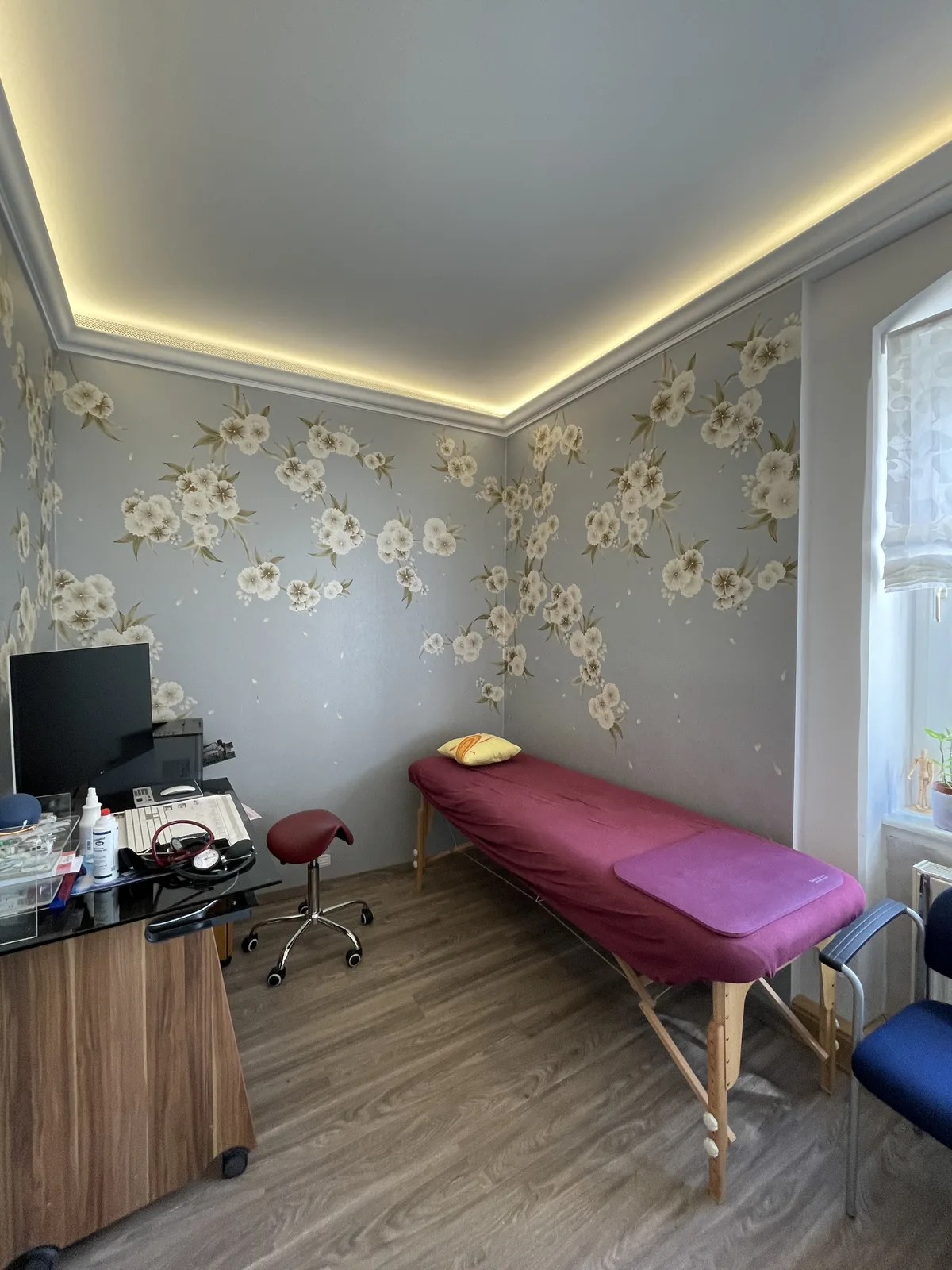 Praxisraum mit floraler Wandtapete
