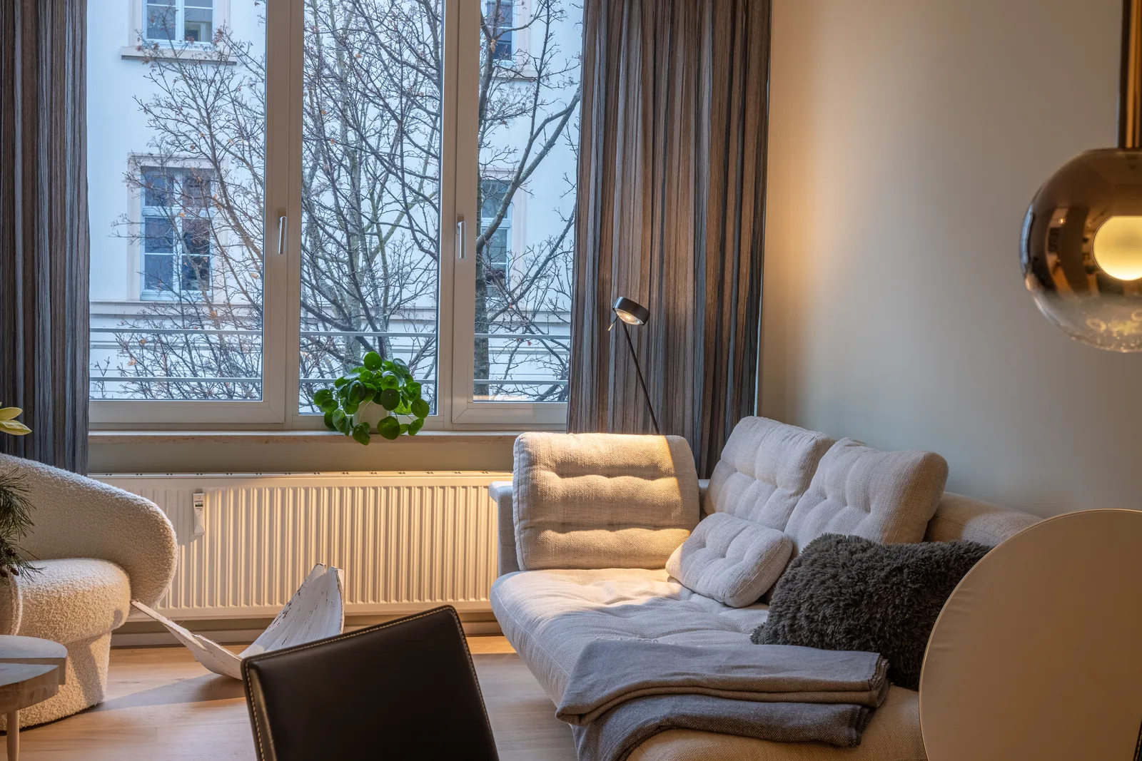 Modernes Dachgeschoss-Schlafzimmer mit Fischgrätparkett