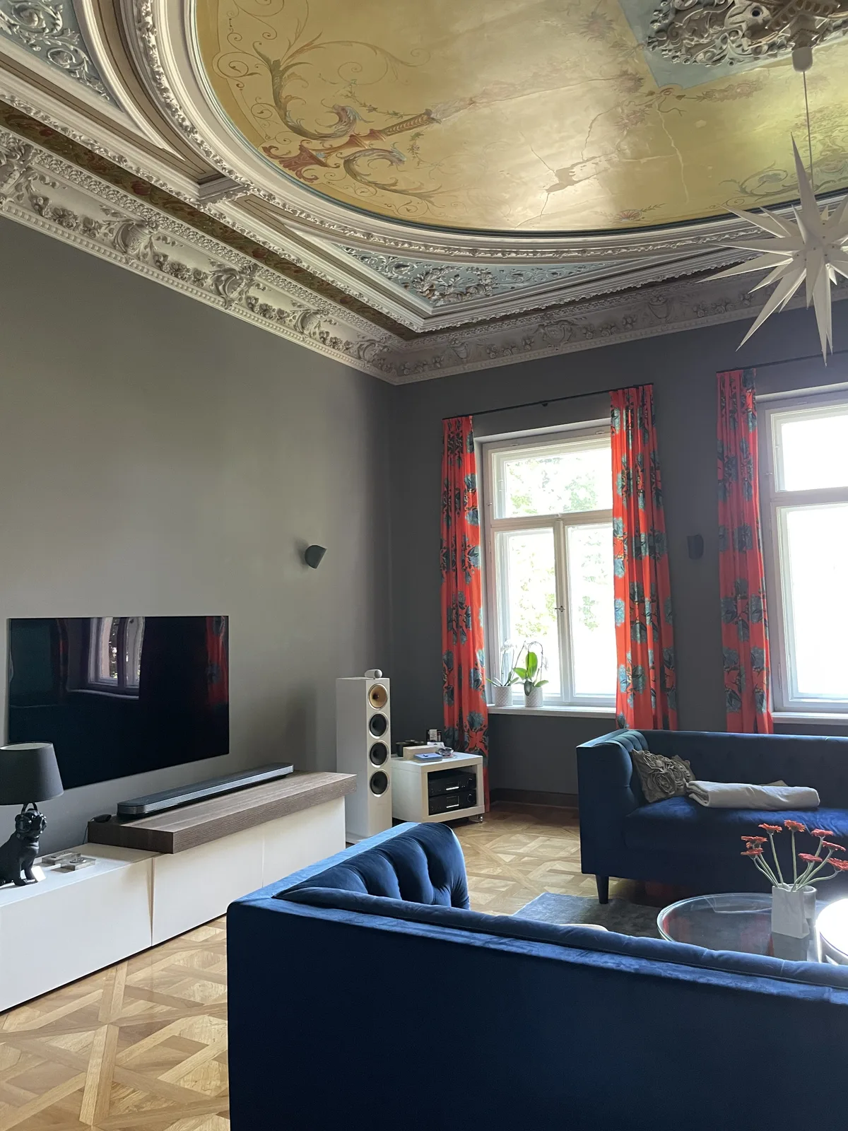 Wohnzimmer mit goldener Deckenverzierung