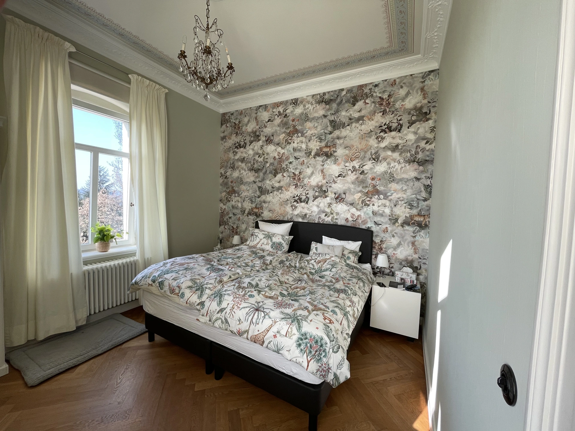 Malerarbeiten mit Tapete und Gardine